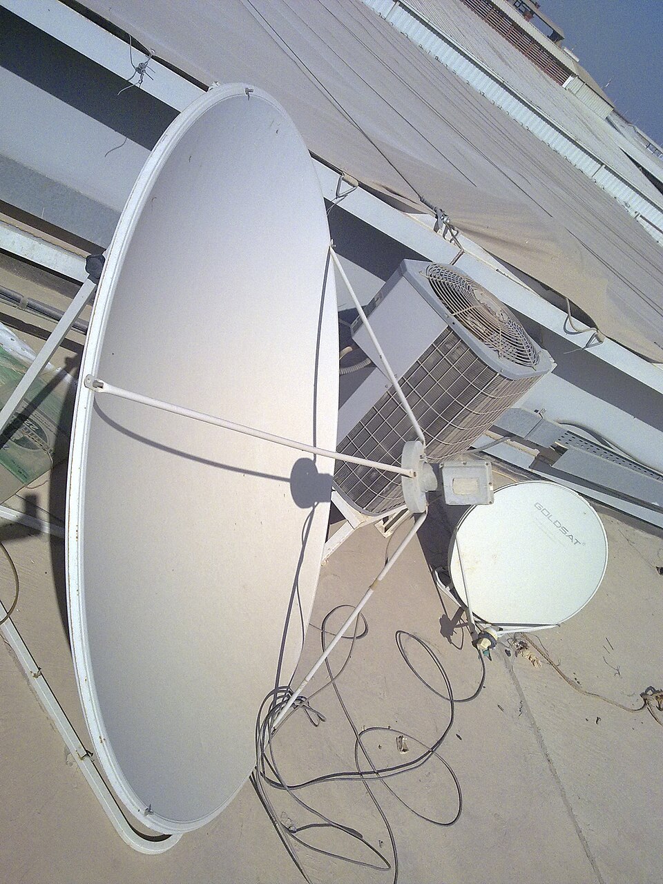 Antena de satelit montata pe cladire, comparata cu o adresa iptv romania folosita pentru streaming canale