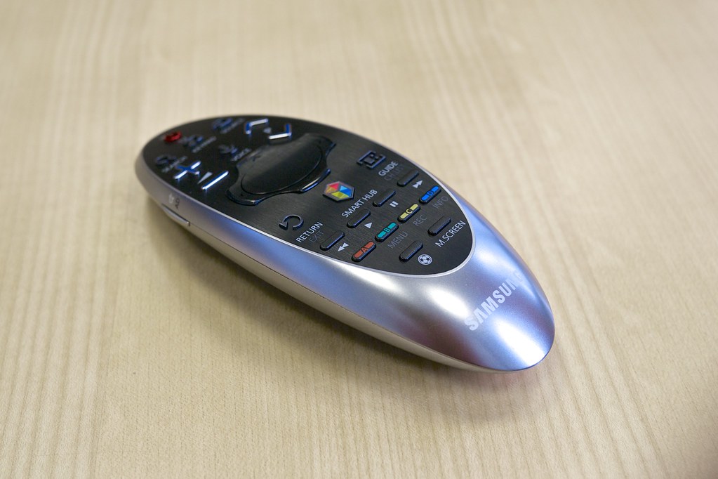 Ecran de televizor smart afișând o listă de canale romanesti disponibile prin aplicație de streaming