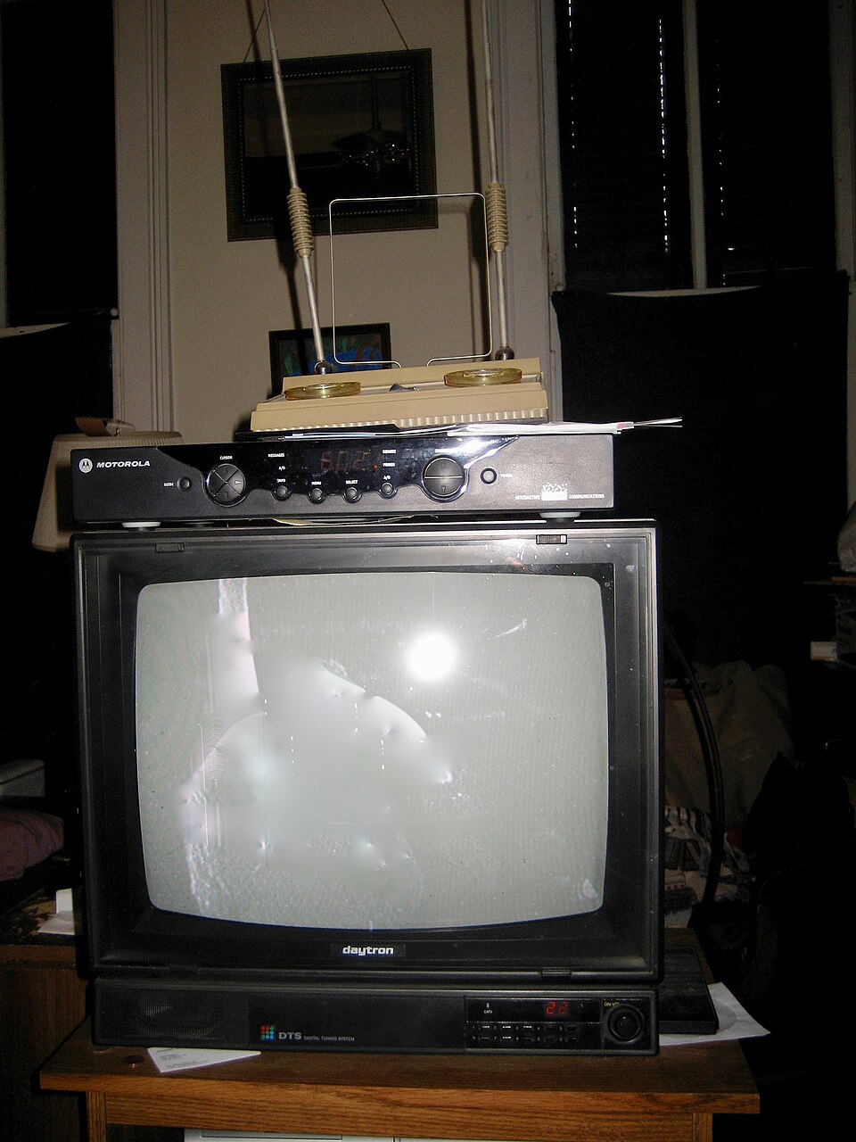Televizor într-o cameră de living folosit pentru vizionarea canalelor tv românești prin IPTV