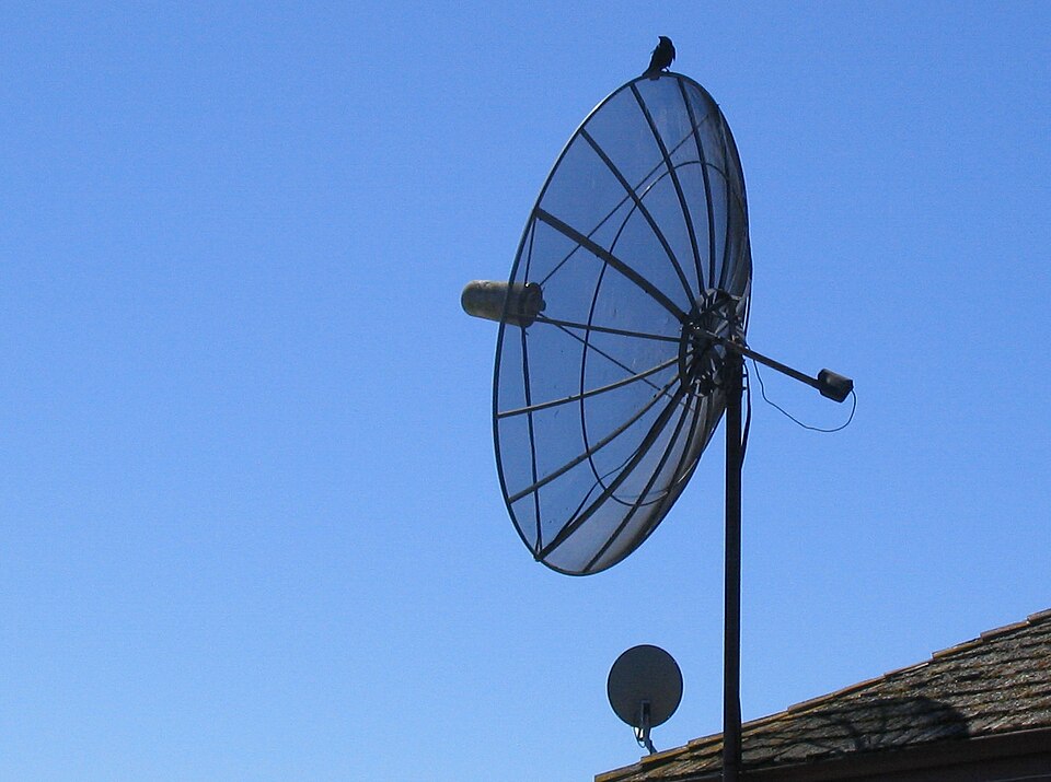Antena de satelit traditionala, metoda inlocuita tot mai des de streaming-ul online pentru canale tv romanesti