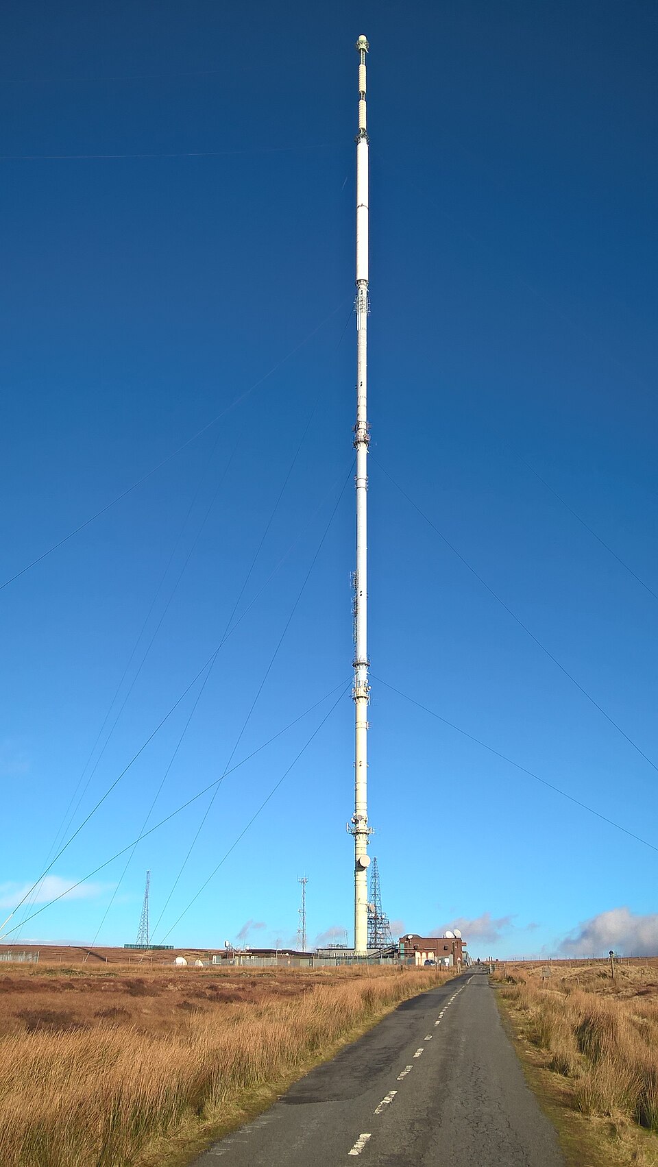 Pilon de emisie TV folosit traditional pentru transmiterea canale tv ro, inlocuit azi tot mai mult de IPTV