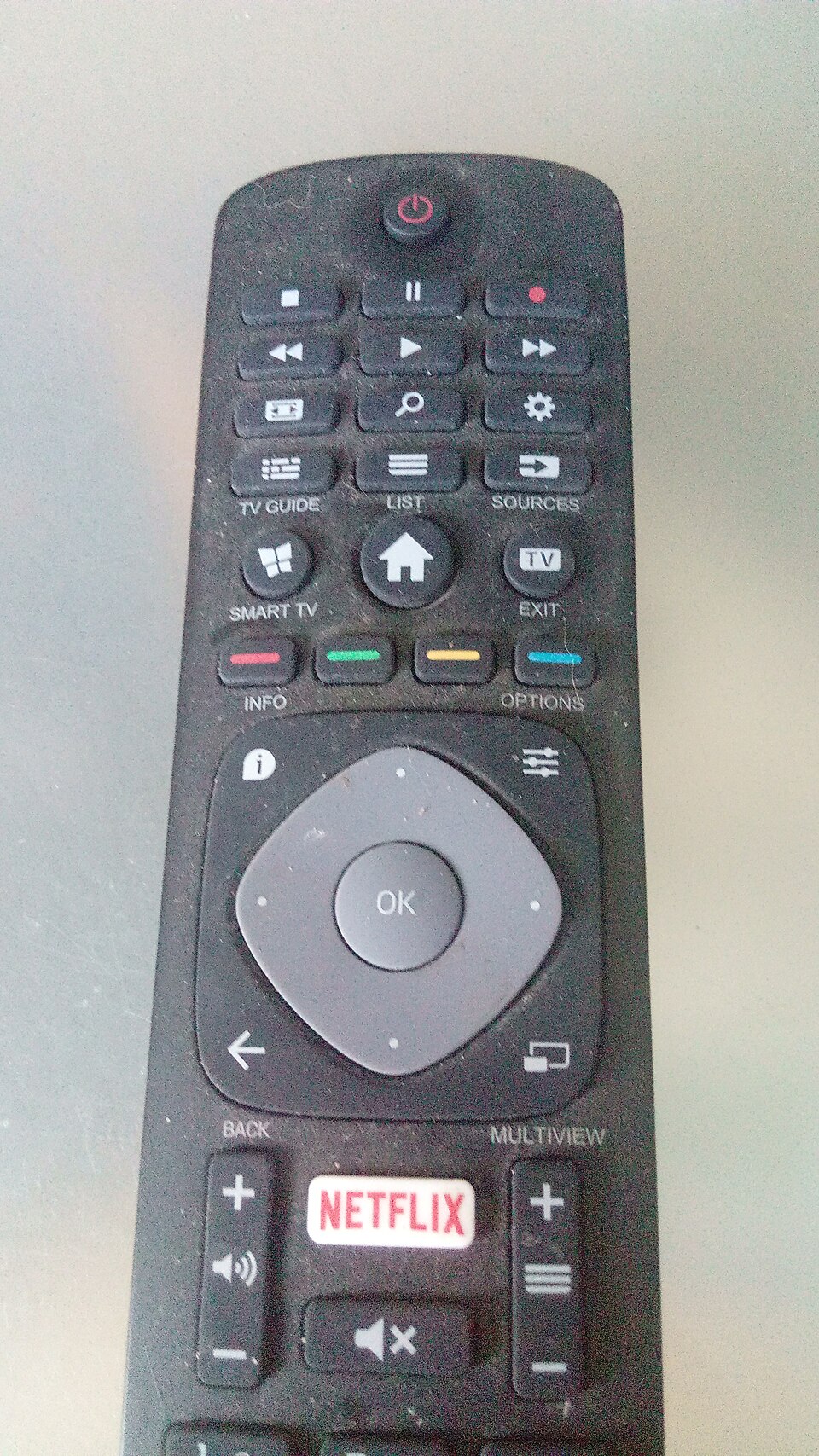 Telecomandă folosită pentru navigarea unui serviciu de streaming premium pe televizor