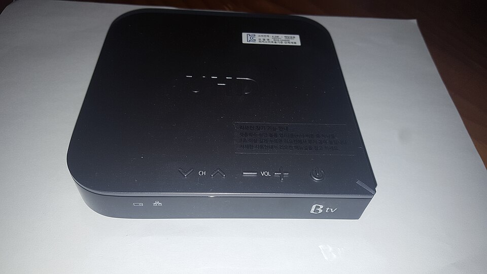 Receiver IPTV set-top box conectat la un televizor pentru vizionarea abonamentului IPTV