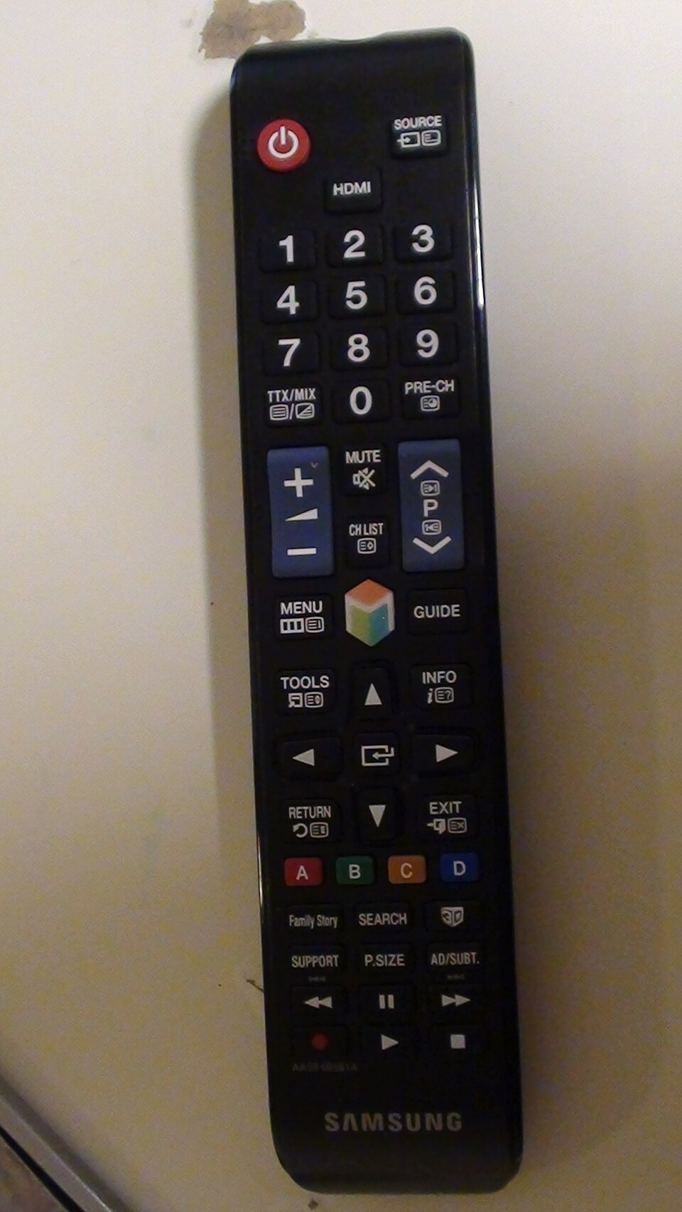 Telecomandă Smart TV folosită pentru navigarea aplicației IPTV cu canale arabe
