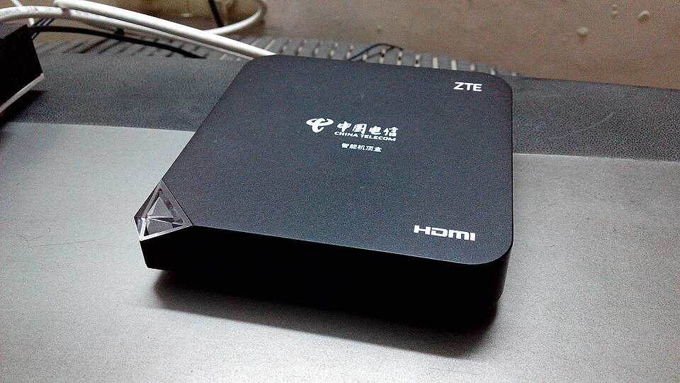 Set-top box IPTV conectat la un televizor, folosit pentru a verifica funcționarea unui abonament IPTV
