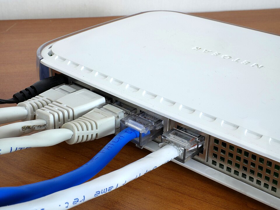 Cabluri de rețea conectate la un router, esențiale pentru o conexiune stabilă IPTV