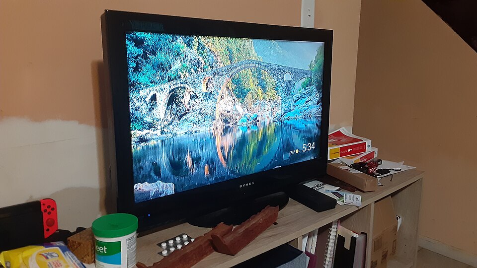 Dispozitiv Chromecast conectat la portul HDMI al unui televizor pentru streaming iptv