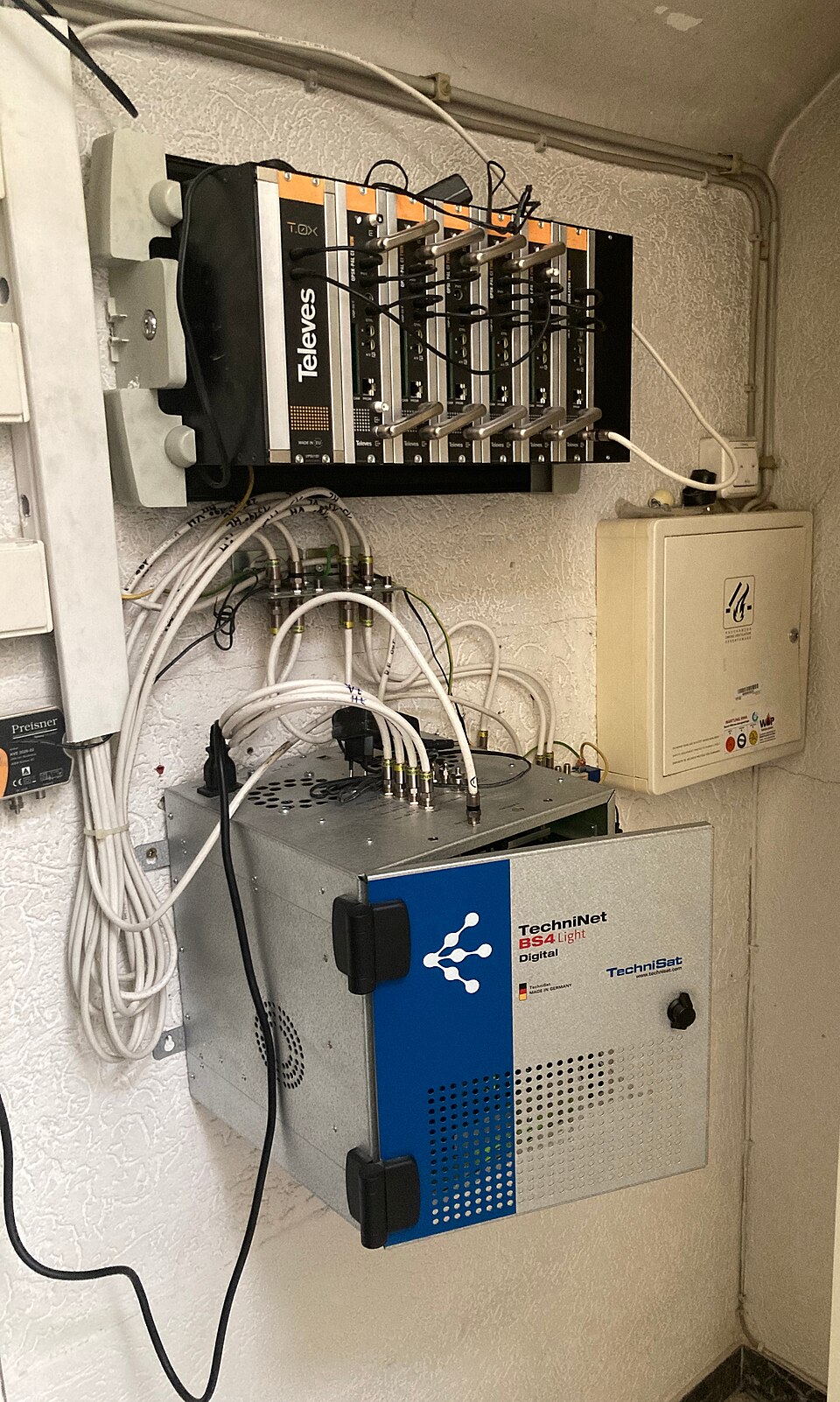 Instalatie de televiziune prin satelit intr-un hotel din Frankfurt, Germania