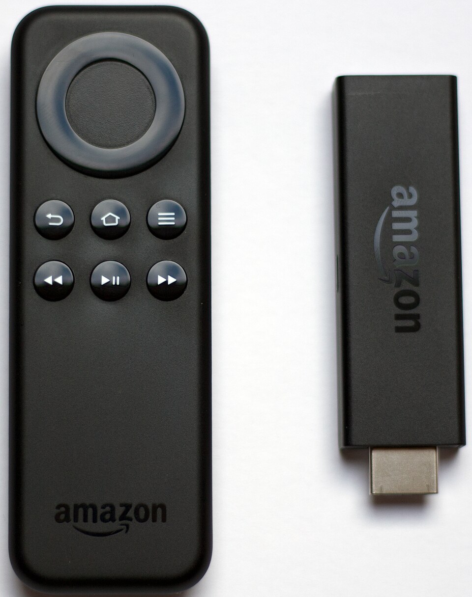 Dispozitiv de streaming conectat la un televizor, folosit pentru accesarea unui abonament IPTV Express
