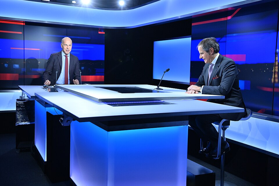 Studio de televiziune modern folosit pentru difuzarea canalelor prin IPTV în Franța