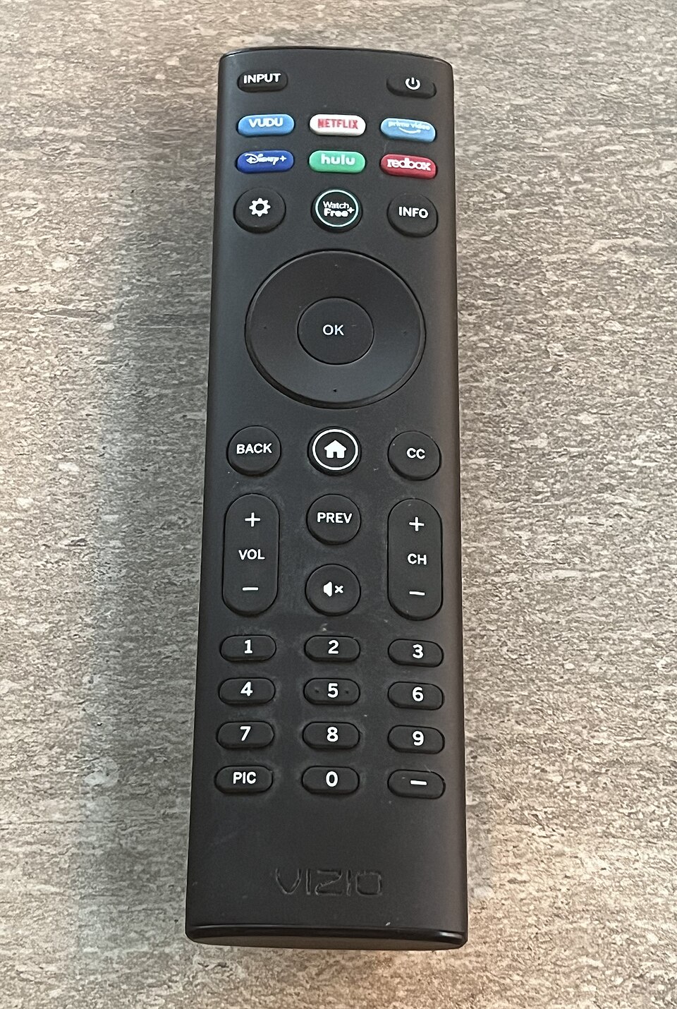 Telecomandă Smart TV folosită pentru navigarea aplicației IPTV în Franța