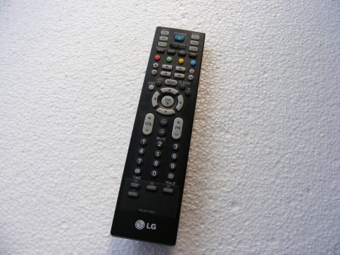 Telecomandă folosită pentru navigarea aplicației IPTV pe Smart TV în timpul unui test gratuit