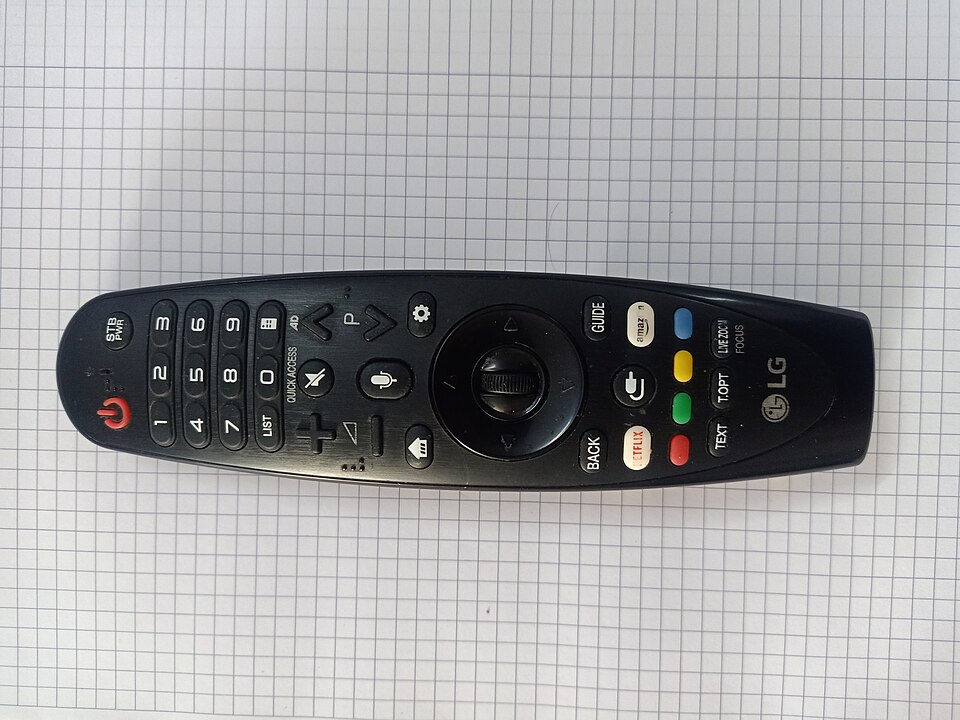 Televizor smart cu telecomandă folosit pentru a accesa aplicații și canale IPTV prin WiFi