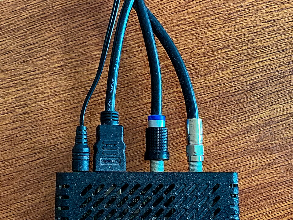 Cutie Android TV conectata la un televizor in timpul procesului de instalare iptv