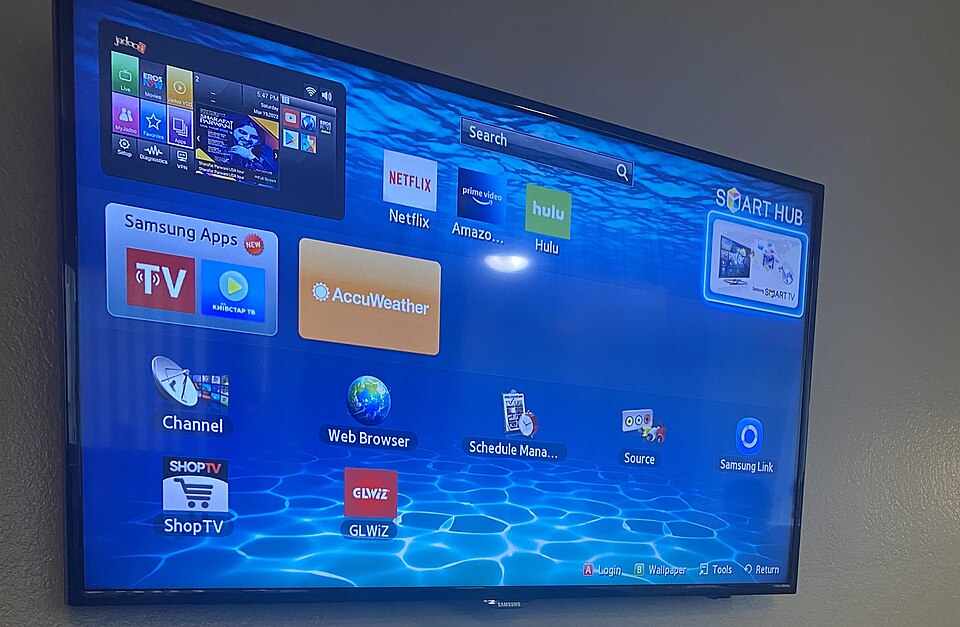 Smart TV modern folosit pentru instalarea aplicațiilor IPTV în locuințele din Italia
