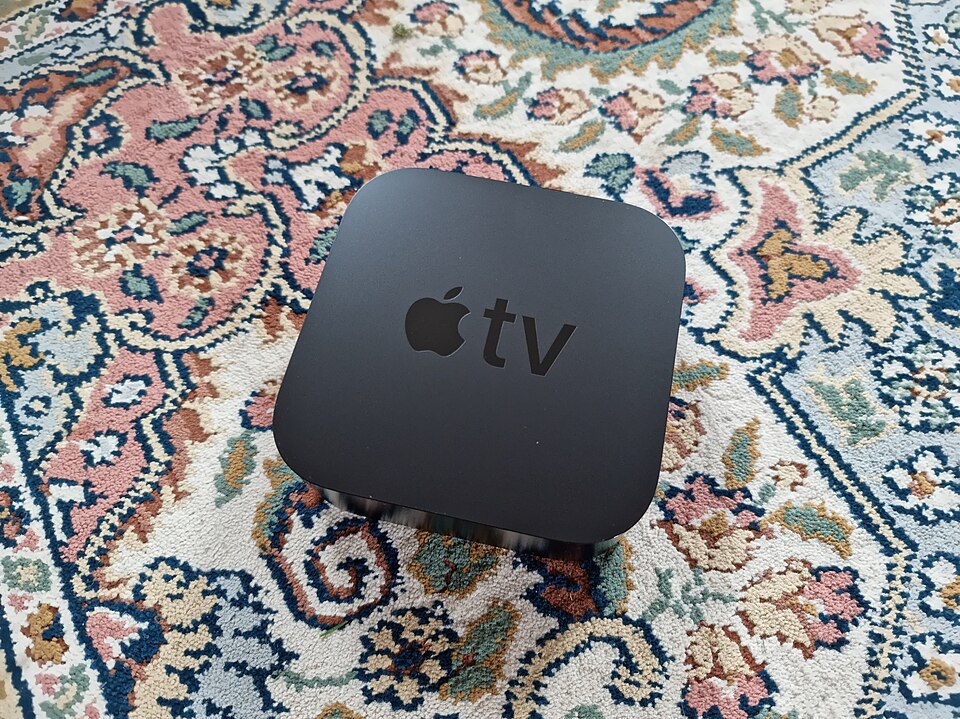 Telecomandă și dispozitiv smart folosite pentru configurarea unui fișier IPTV M3U pe televizor