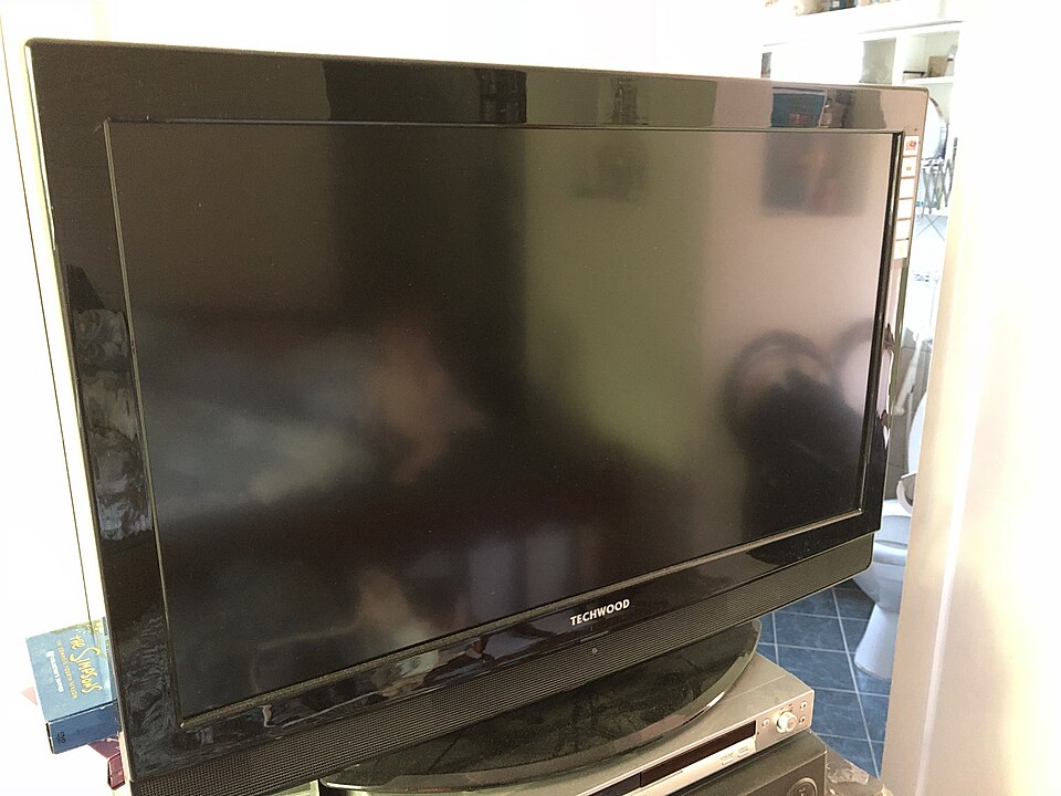 Televizor cu ecran plat pregătit pentru vizionarea canalelor IPTV magyar