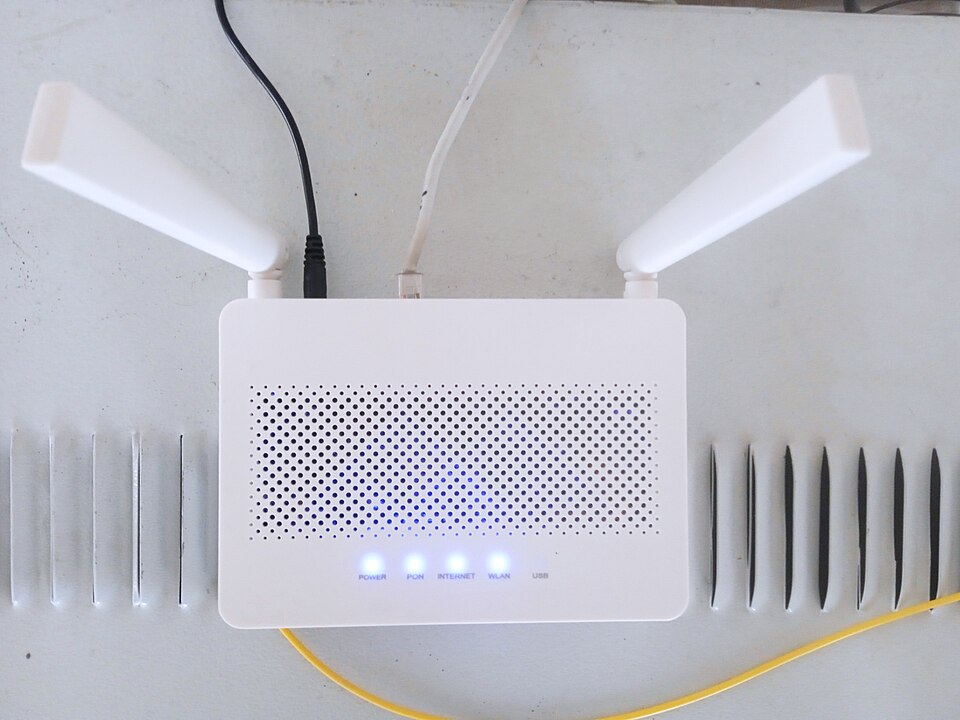 Router de internet folosit pentru streaming iptv, compatibil cu orice operator, inclusiv Orange