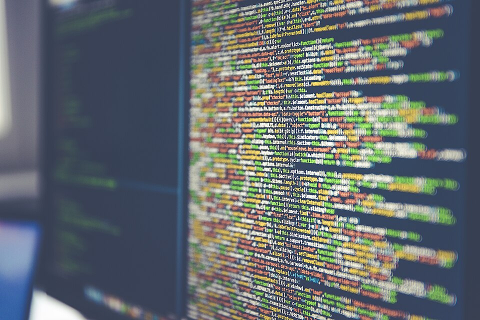 Cod sursă open source afișat pe ecranul unui computer, folosit pentru un panou IPTV găsit pe GitHub