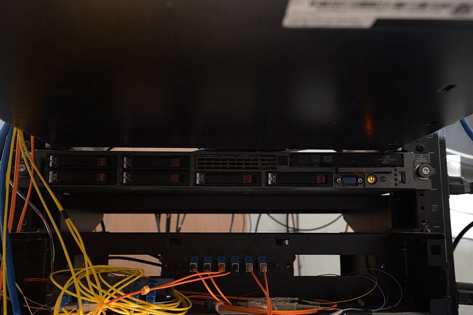 Rack de servere cu cabluri de rețea, folosit pentru găzduirea unui panou IPTV instalat manual