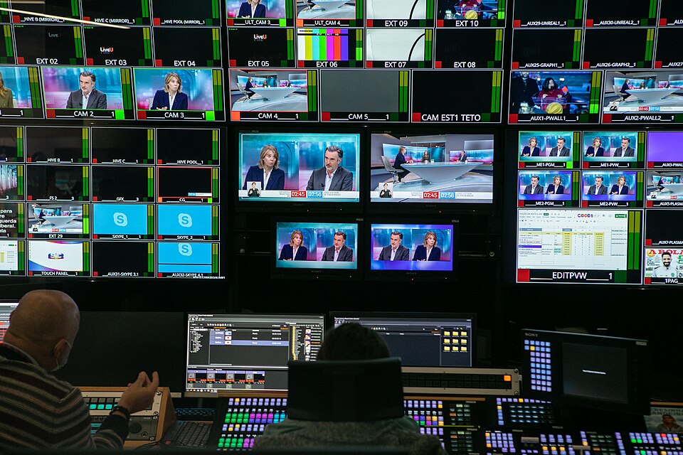 Platou de televiziune cu prezentator de știri, simbol al canalelor TV urmărite prin IPTV în Portugalia
