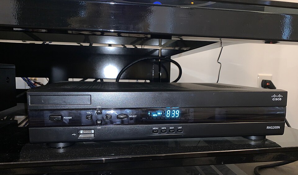 Ecran de televizor Smart TV afisand o interfata IPTV incarcata dintr-o lista m3u cu canale romanesti