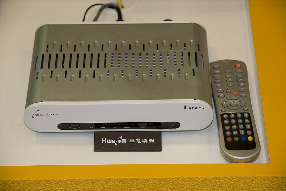 Set-top box IPTV conectat la un televizor, folosit pentru a explica ce este IPTV și cum funcționează